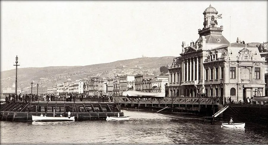 Muelle de Valparaíso con edificio neoclásico de cúpula — aprox. 1890–1930 | Chile de Ayer