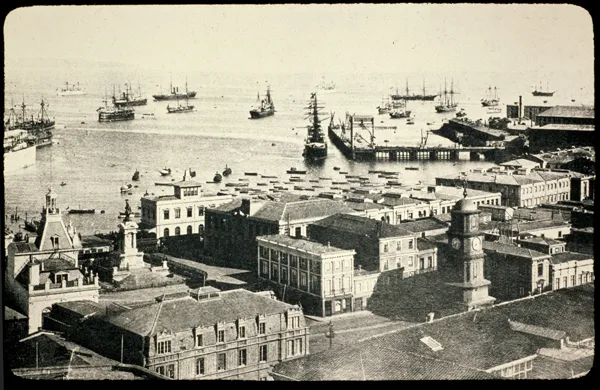 Puerto de Valparaíso con bahía y barcos anclados — aprox. 1890–1930 | Chile de Ayer