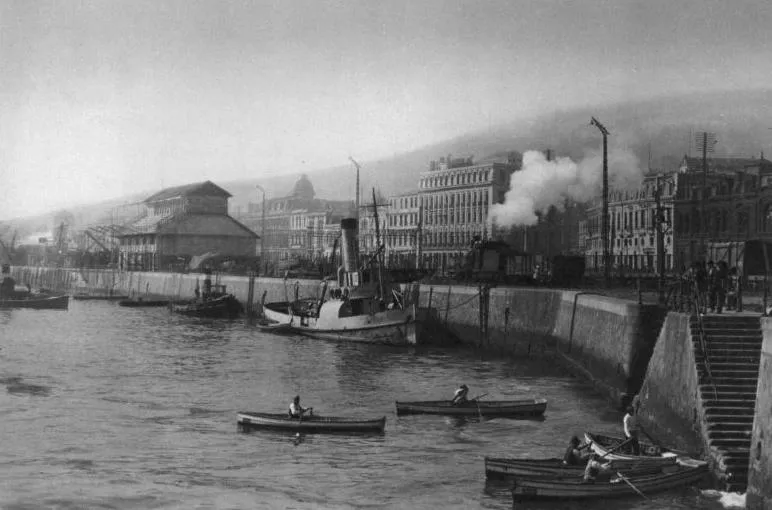 Puerto de Valparaíso con embarcaciones y muelle de atraque — aprox. 1890–1930 | Chile de Ayer