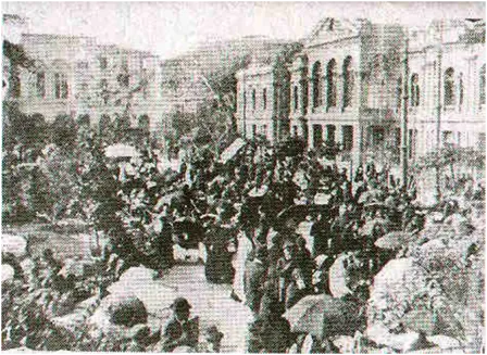 Reunión de la Sociedad porteña en la plaza Victoria — aprox. 1890–1930 | Chile de Ayer