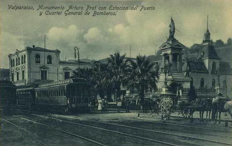 Monumento a Arturo Prat en Plaza Sotomayor, Valparaíso — aprox. 1890–1930 | Chile de Ayer