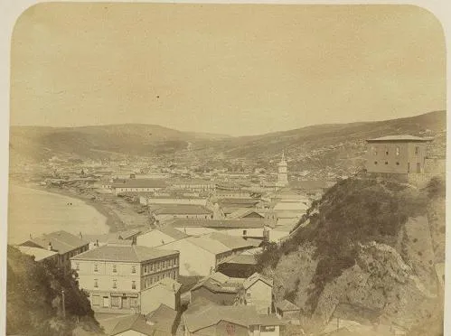 Valparaiso antiguo: vista del plan y la iglesia desde el cerro Concepcion o Alegre — aprox. 1890–1930 | Chile de Ayer