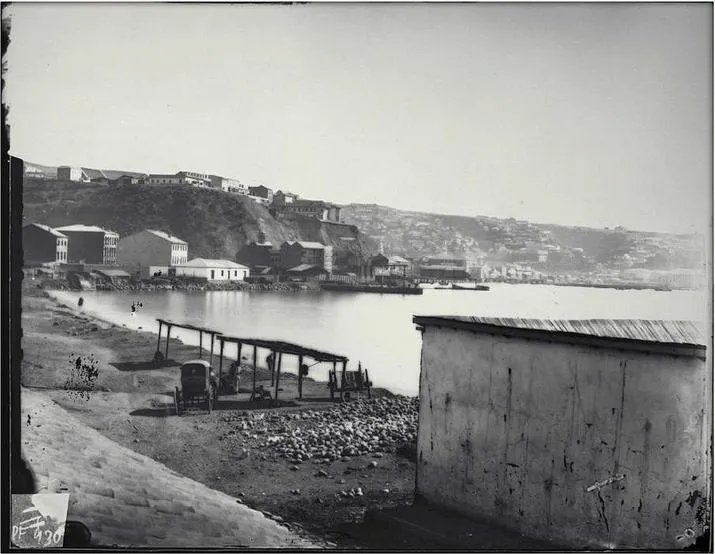 Puerto fluvial de Valparaíso con almacén de piedra — aprox. 1890–1930 | Chile de Ayer