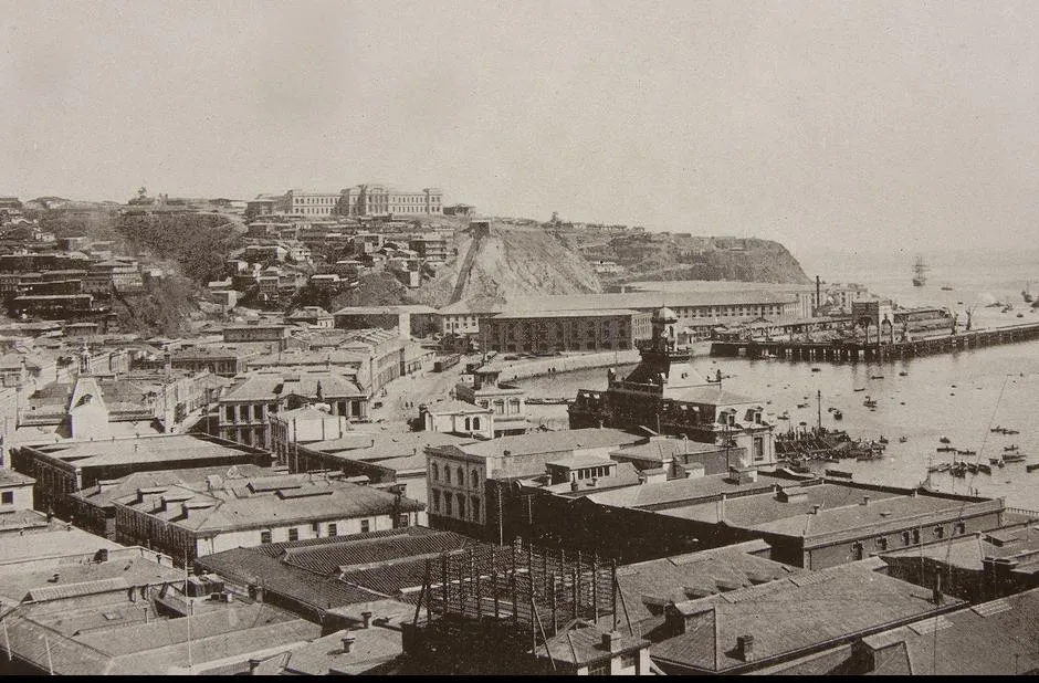 Valparaíso histórico: Playa Ancha, muelle y bahía vistos desde los tejados del plan — aprox. 1890–1930 | Chile de Ayer