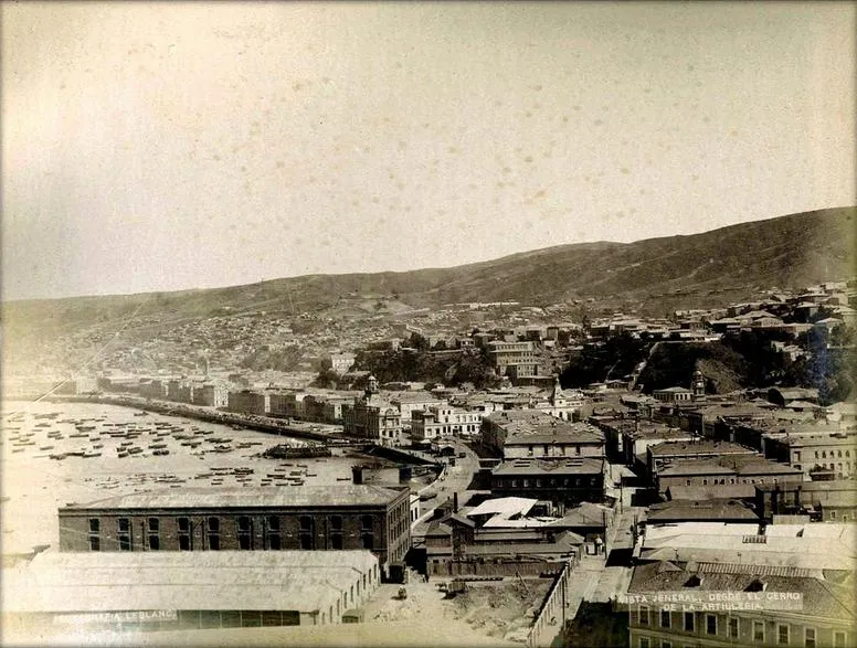 Valparaíso, vista desde la bahía hacia cerros — aprox. 1890–1930 | Chile de Ayer