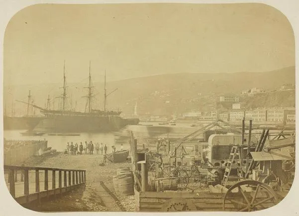 Puerto de Valparaíso con maquinaria y buque de carga — aprox. 1890–1930 | Chile de Ayer