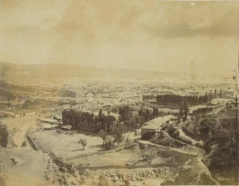 Panoramica sepia de Valparaiso desde un cerro con trama urbana extendida — aprox. 1890–1930 | Chile de Ayer
