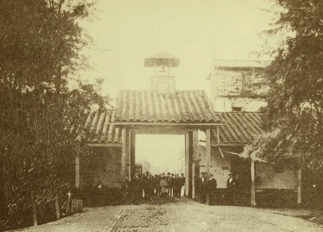 Fachada del antiguo Matadero Municipal en Santiago de Chile, hacia 1900 — aprox. 1900 | Chile de Ayer