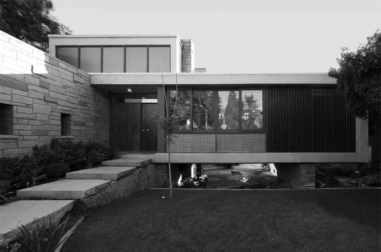 Residencia Bendersky con volumen suspendido y fachada acristalada — aprox. 1958 | Chile de Ayer