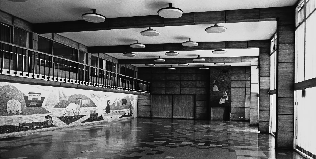 Hall modernista con galería y mural decorativo — aprox. 1955 | Chile de Ayer