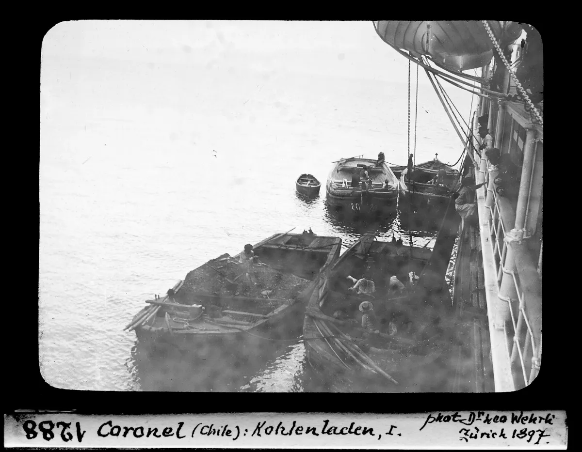 Carga de carbón a botes en Coronel, Chile — diapositiva de linterna mágica, 1897 — aprox. 1897–1940 | Chile de Ayer