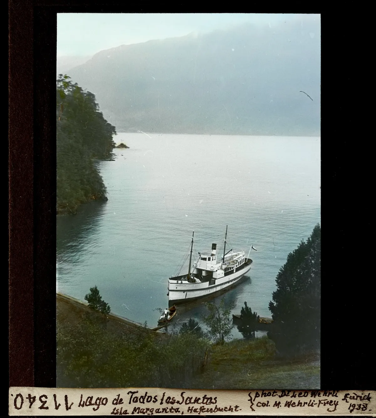 Vapor en lago patagónico con bosques nativos, Puyehue — aprox. 1938–1940 | Chile de Ayer