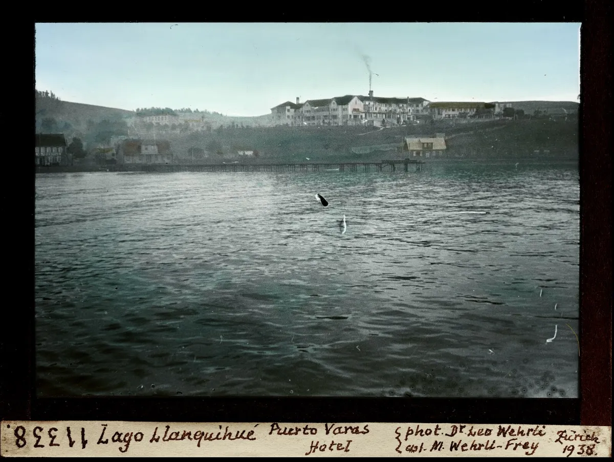 Puerto Varas, lago Llanquihue con hotel y embarcación — aprox. 1938–1940 | Chile de Ayer