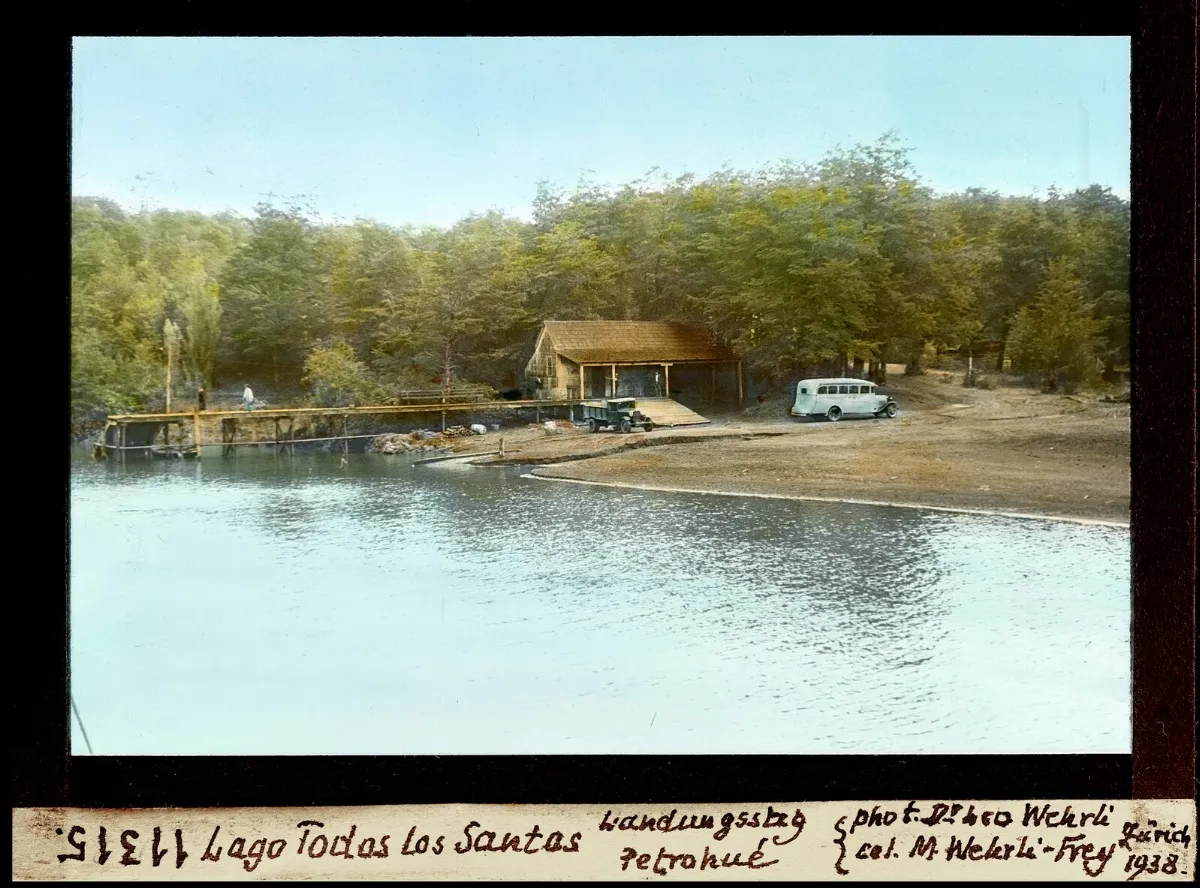 Diapositiva coloreada del embarcadero de Petrohue en el lago Todos los Santos, 1938 — aprox. 1938–1940 | Chile de Ayer