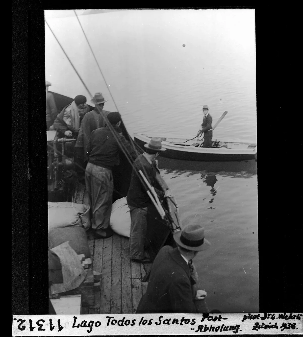 Lago Todos los Santos, recogida de correo — aprox. 1938–1940 | Chile de Ayer