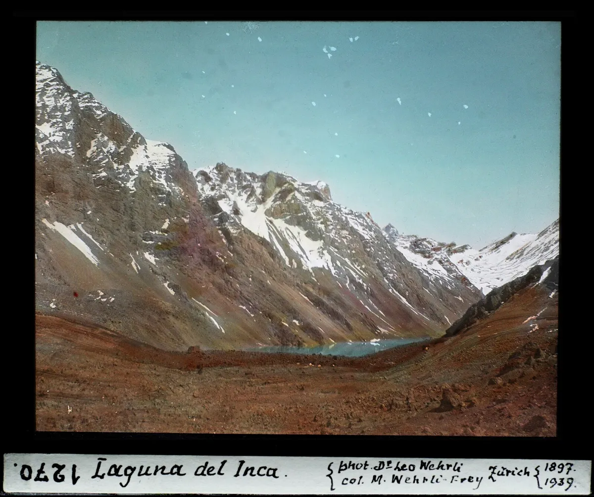 Laguna del Inca rodeada de cumbres nevadas en la cordillera de Portillo — aprox. 1897–1940 | Chile de Ayer