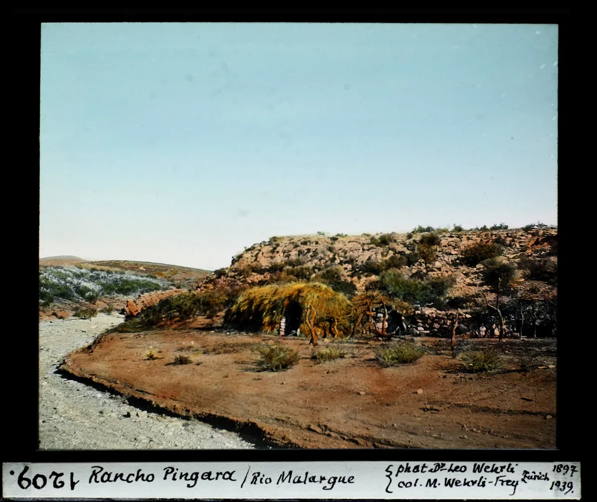 Rancho Pingara junto al Rio Malargue con cerros aridos, diapositiva coloreada de 1897 — aprox. 1897–1940 | Chile de Ayer