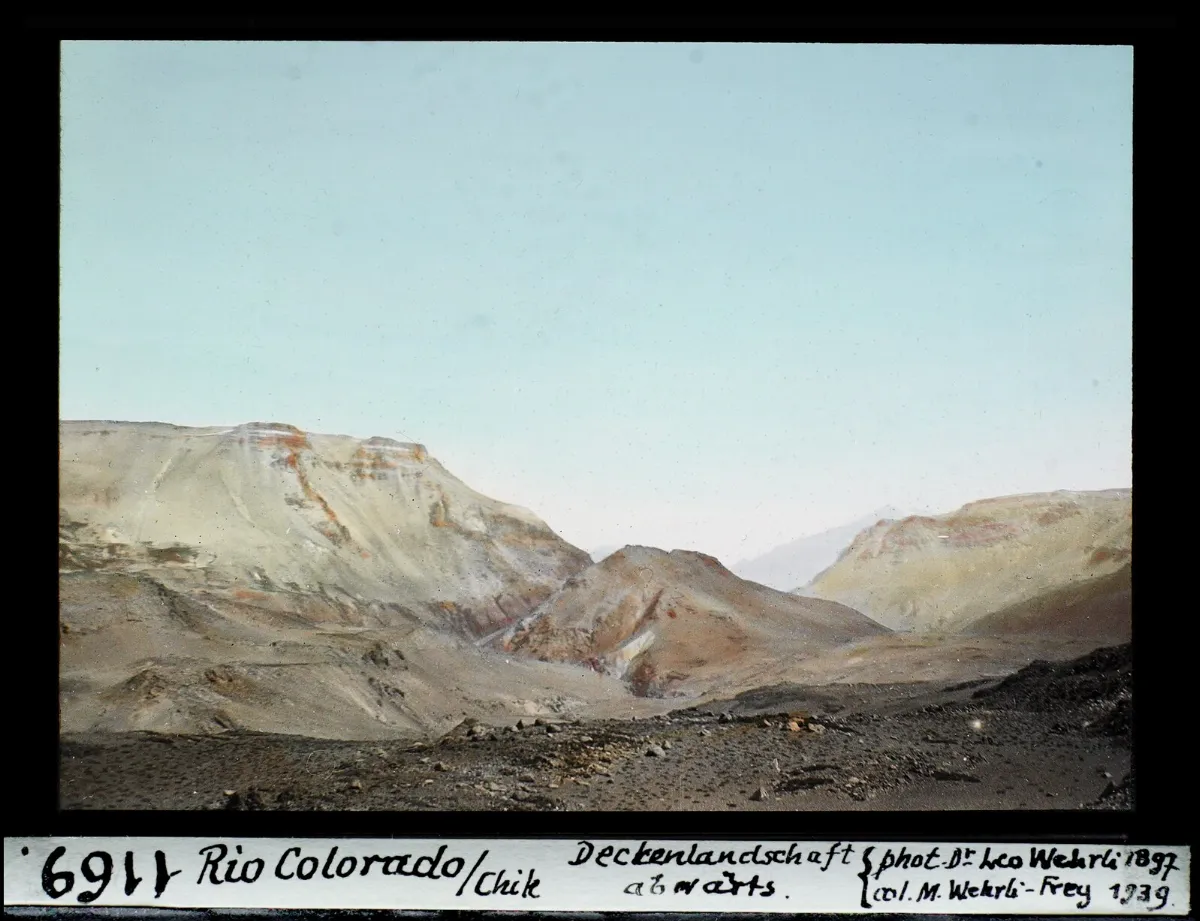 Paisaje erosionado del valle del Rio Colorado aguas abajo, Andes de Chile — aprox. 1897–1940 | Chile de Ayer