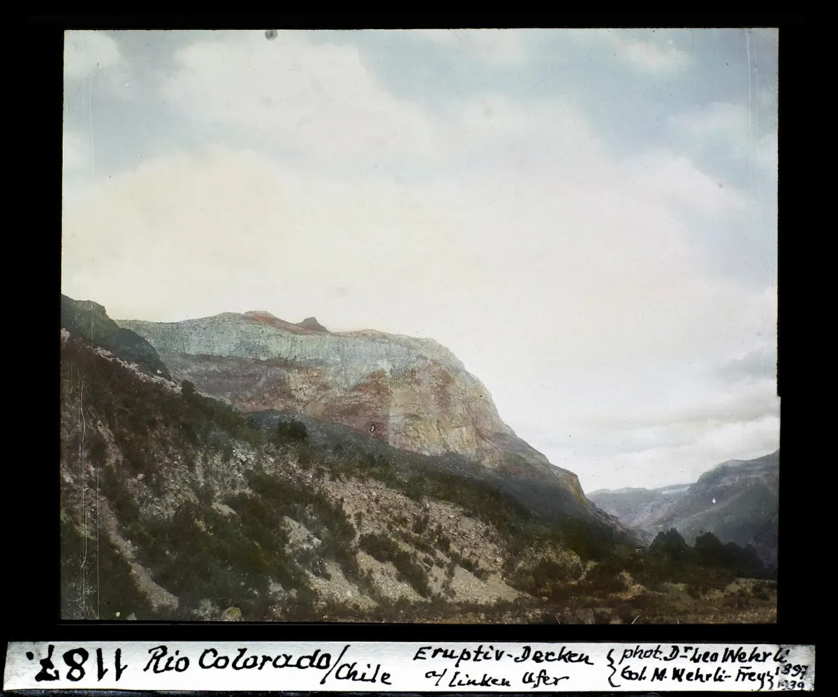 Río Colorado, Chile. Estratificación geológica visible en acantilados — aprox. 1897–1940 | Chile de Ayer