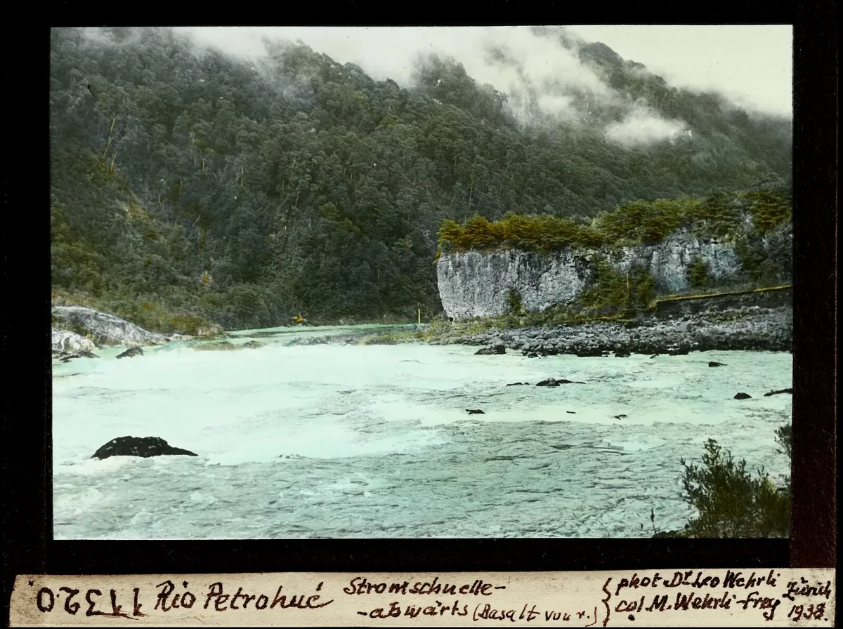 Rapidos del rio Petrohue aguas abajo con paredon rocoso, 1938 — aprox. 1938–1940 | Chile de Ayer