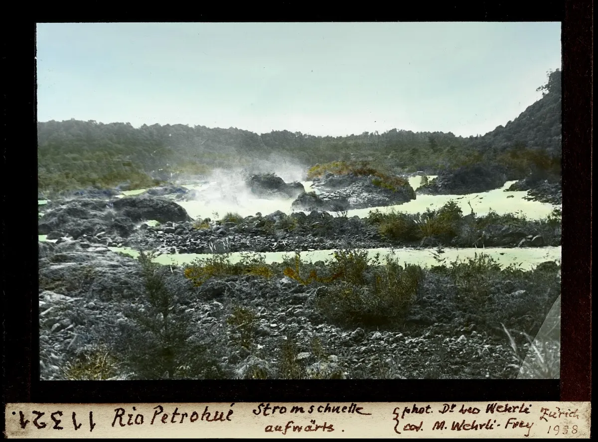 Rápidos del río Petrohué aguas arriba, diapositiva coloreada por M. Wehrli-Frey — aprox. 1938–1940 | Chile de Ayer
