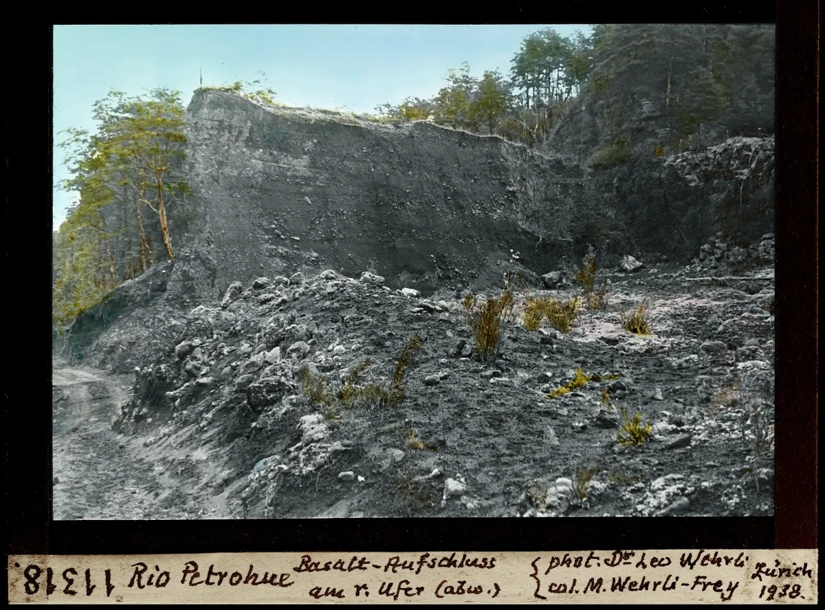 Afloramiento de basalto columnar en la ribera derecha del rio Petrohue, 1938 — aprox. 1938–1940 | Chile de Ayer