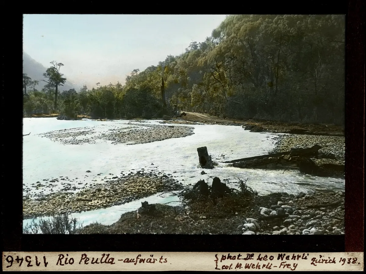 Diapositiva coloreada del rio Peulla aguas arriba, 1938 — aprox. 1938–1940 | Chile de Ayer
