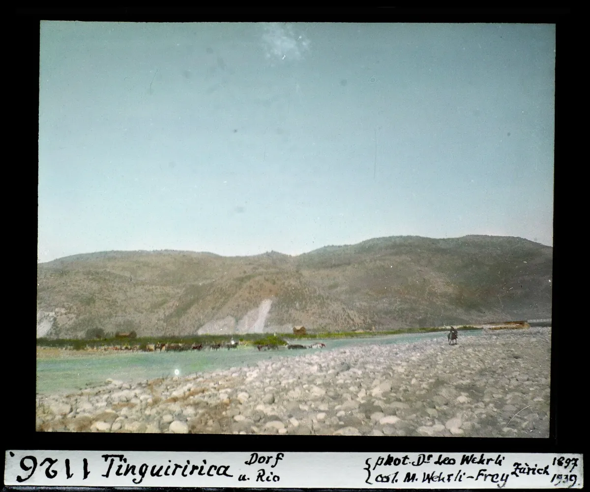 Valle del rio Tinguiririca con arreo de caballos cruzando el cauce — aprox. 1897–1940 | Chile de Ayer