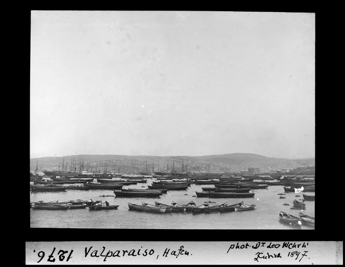 Vista del puerto con barcos — aprox. 1897–1940 | Chile de Ayer