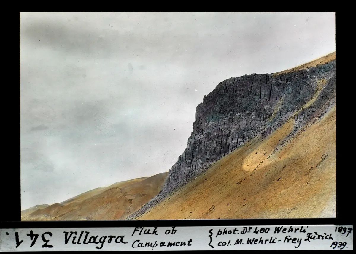 Farallon rocoso sobre el campamento de Villagra, diapositiva coloreada de 1897 — aprox. 1897–1940 | Chile de Ayer