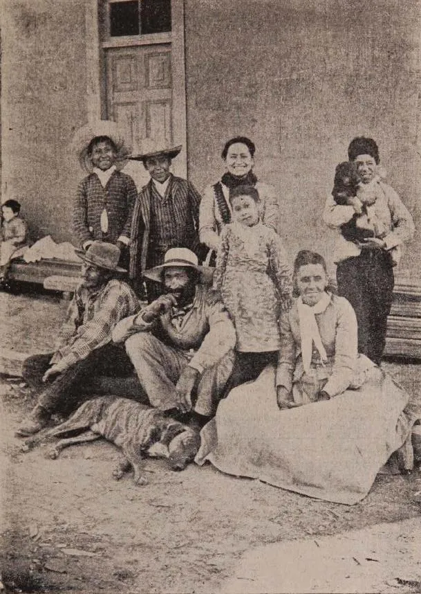 En "las casas" de la hacienda. Fotografia de campesinos chilenos en 1901. — aprox. 1901–1930 | Chile de Ayer