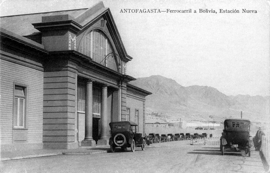 Acceso a la estación de ferrocarriles de Antofagasta (denominada "Estación Nueva"), circa 1920. — aprox. 1920–1930 | Chile de Ayer