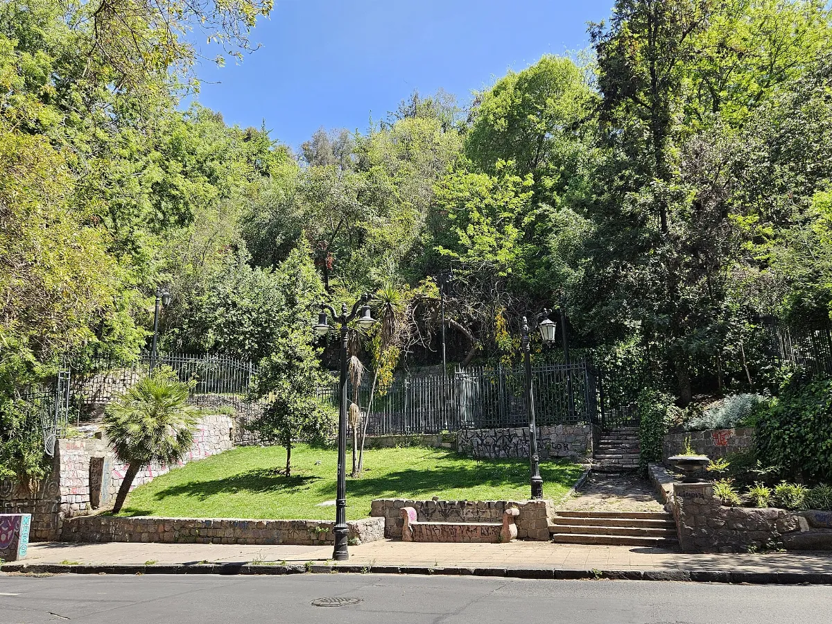 Vista desde la vereda de la ladera poniente del Cerro Santa Lucía, Santiago — aprox. 1880–1930 | Chile de Ayer