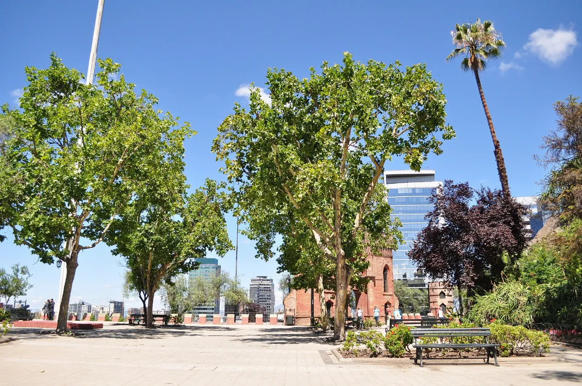 Plaza Vicuña Mackenna al pie del Cerro Santa Lucía, Santiago — aprox. 1880–1930 | Chile de Ayer