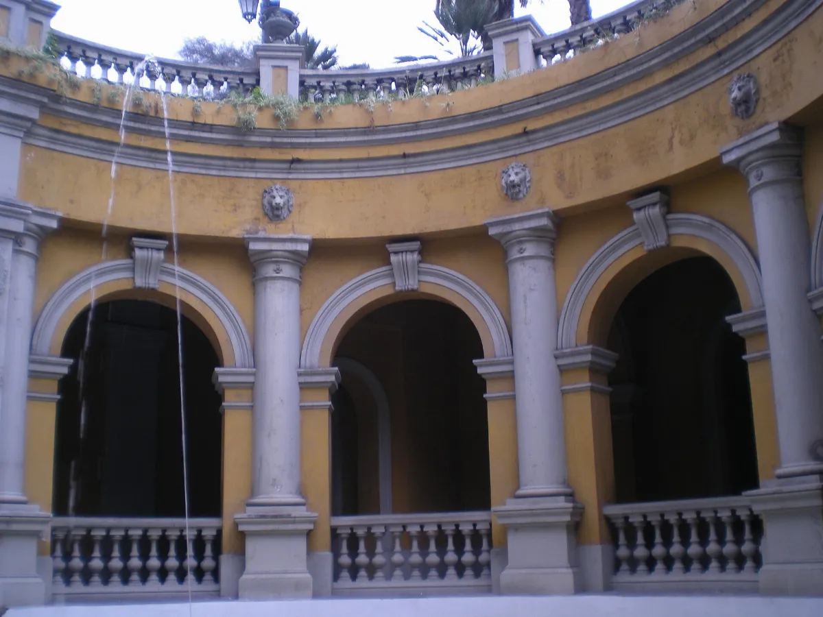 Patio interior con arcadas neoclásicas — aprox. 1880–1930 | Chile de Ayer
