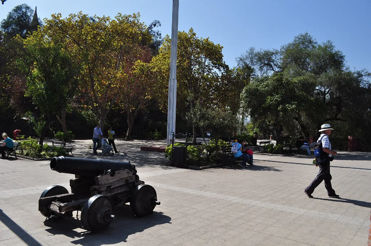 Plaza con cañón y pérgola en la base del Cerro Santa Lucía, Santiago — aprox. 1880–1930 | Chile de Ayer