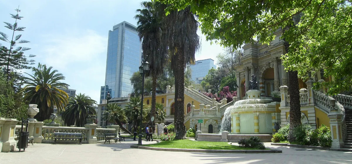 Cerro Santa Lucía con palacio y fuente en primer plano — aprox. 1880–1930 | Chile de Ayer