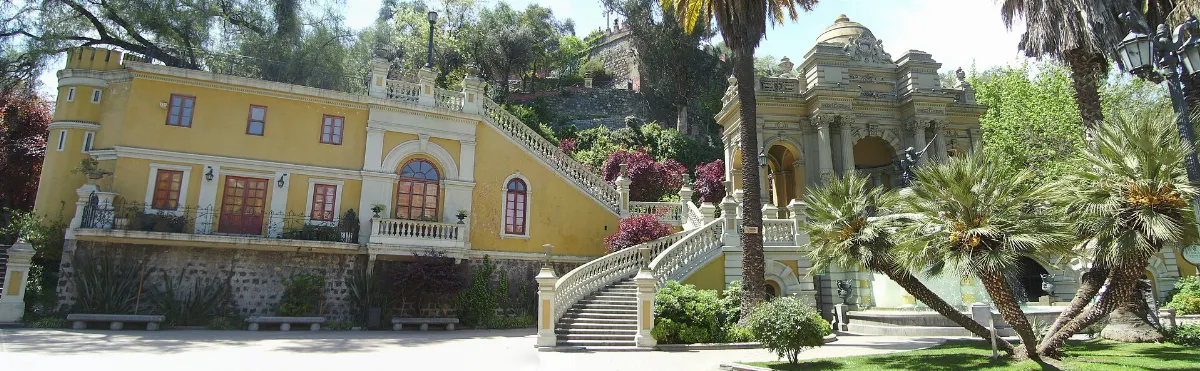 Cerro Santa Lucía, pabellón blanco con columnas y mansión amarilla — aprox. 1880–1930 | Chile de Ayer