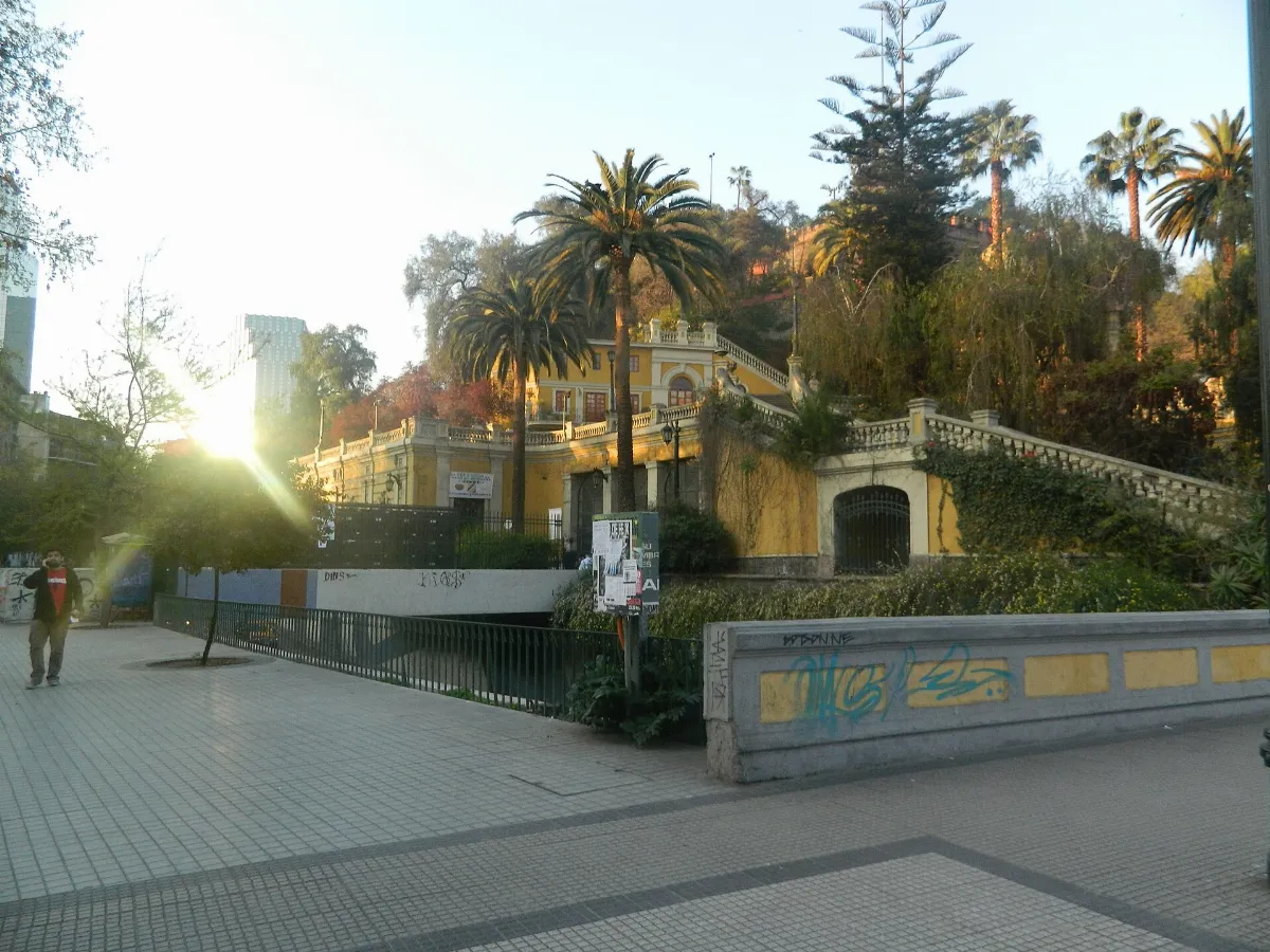 Entrada principal del Cerro Santa Lucía junto a la Alameda, Santiago — aprox. 1880–1930 | Chile de Ayer