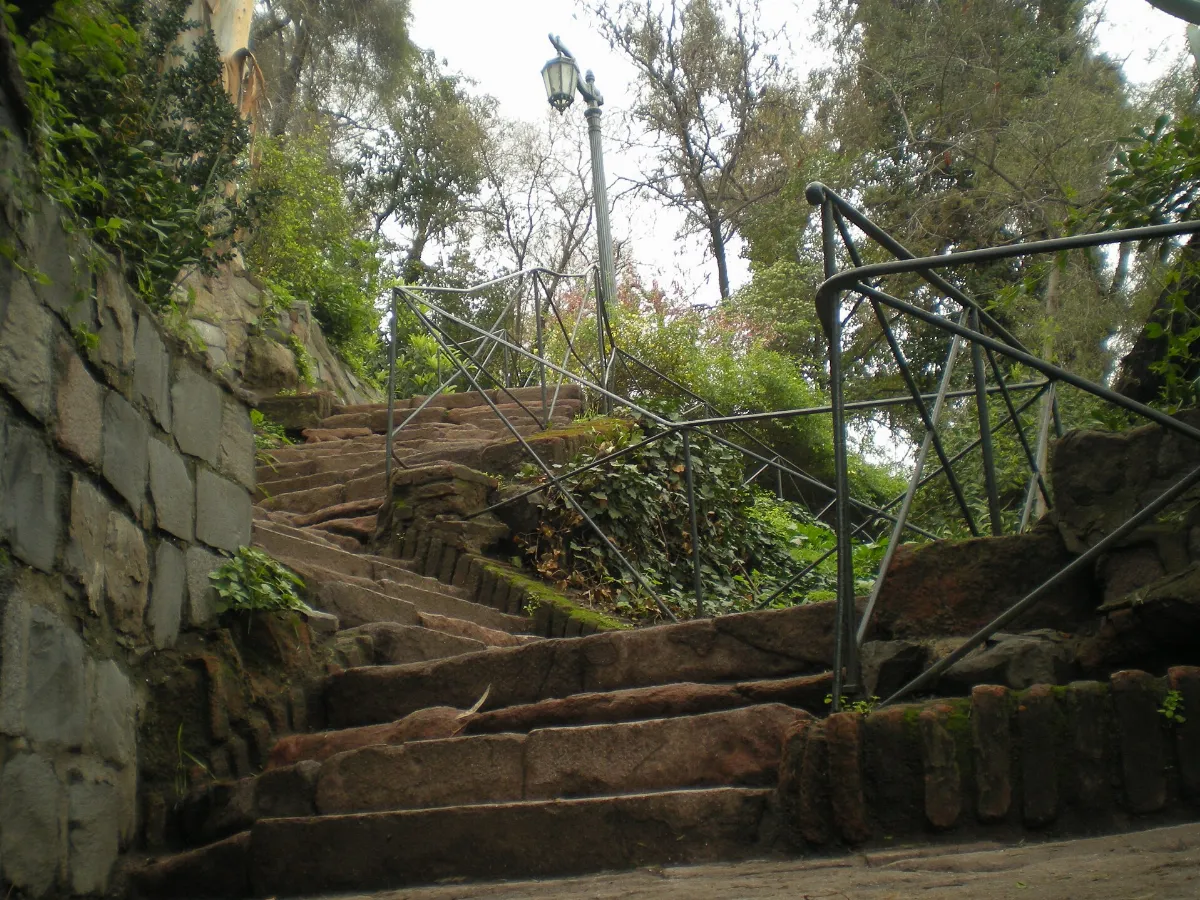 Escalinata de piedra con barandas de fierro en el Cerro Santa Lucía, Santiago — aprox. 1880–1930 | Chile de Ayer