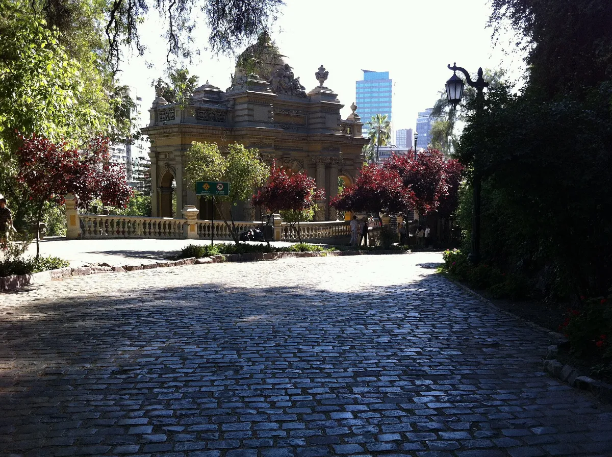 Camino del Cerro Santa Lucía, Santiago — aprox. 1880–1930 | Chile de Ayer