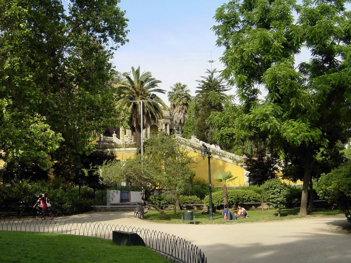 Cerro Santa Lucía con senderos arbolados y edificio colonial — aprox. 1880–1930 | Chile de Ayer