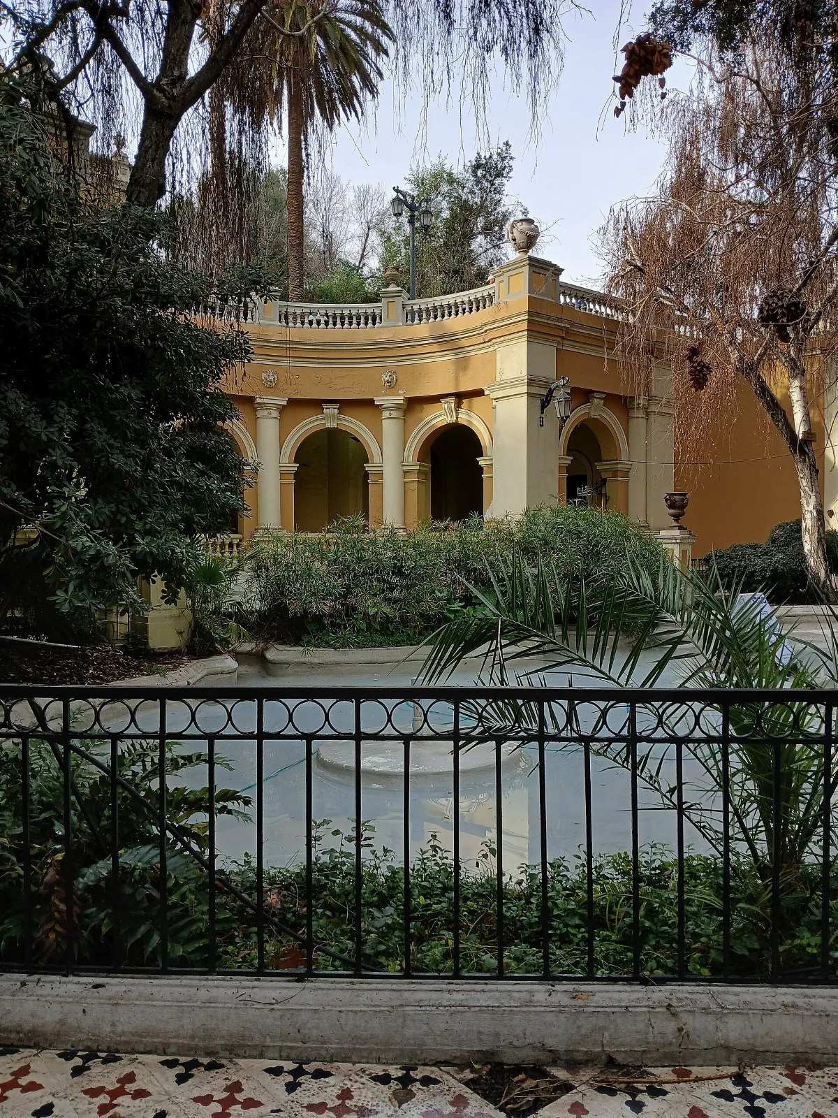 Pabellón neoclásico en Cerro Santa Lucía con arcos y sauces — aprox. 1880–1930 | Chile de Ayer