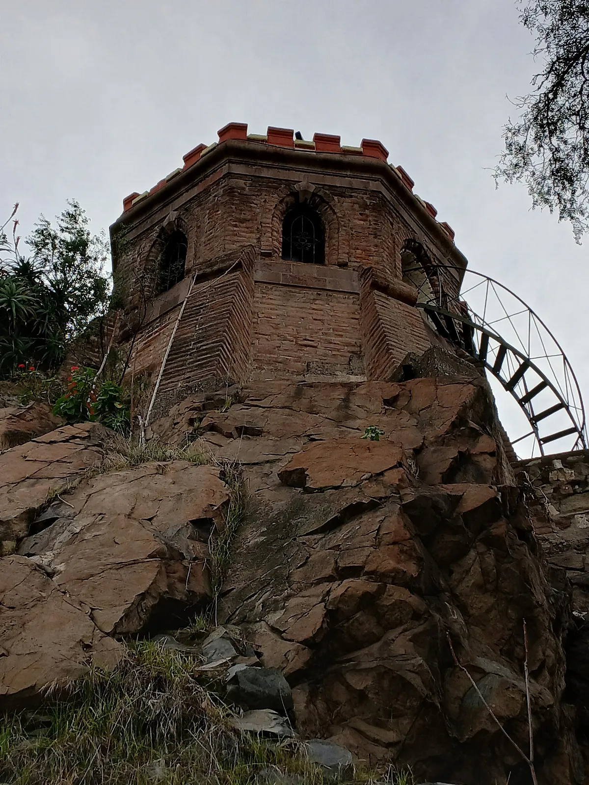 Torreón Caupolicán del Cerro Santa Lucía con cielo nublado y escalera lateral — aprox. 1880–1930 | Chile de Ayer