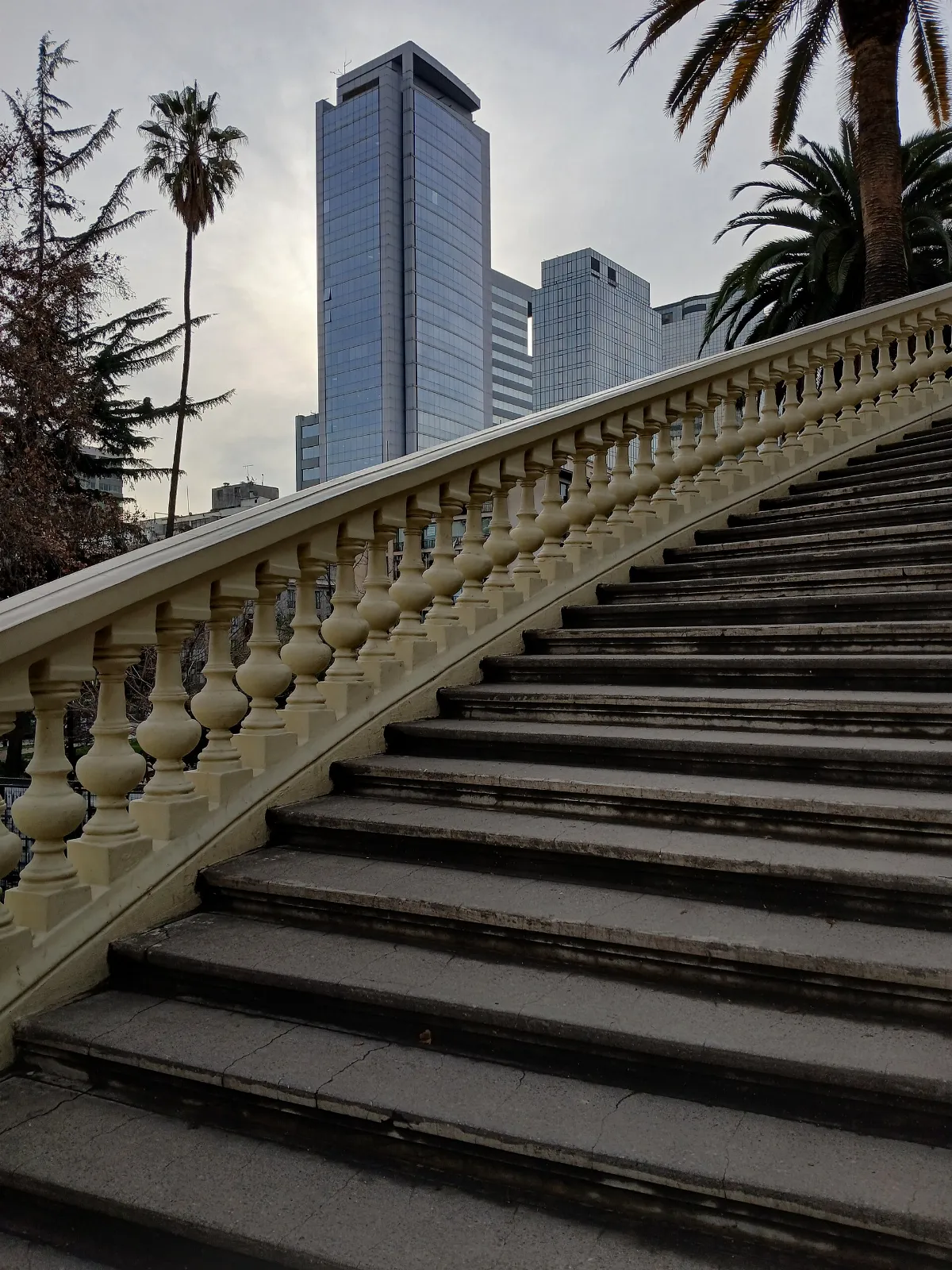 Escalinata con balaustrada del Cerro Santa Lucía y edificio Telefónica al fondo — aprox. 1880–1930 | Chile de Ayer