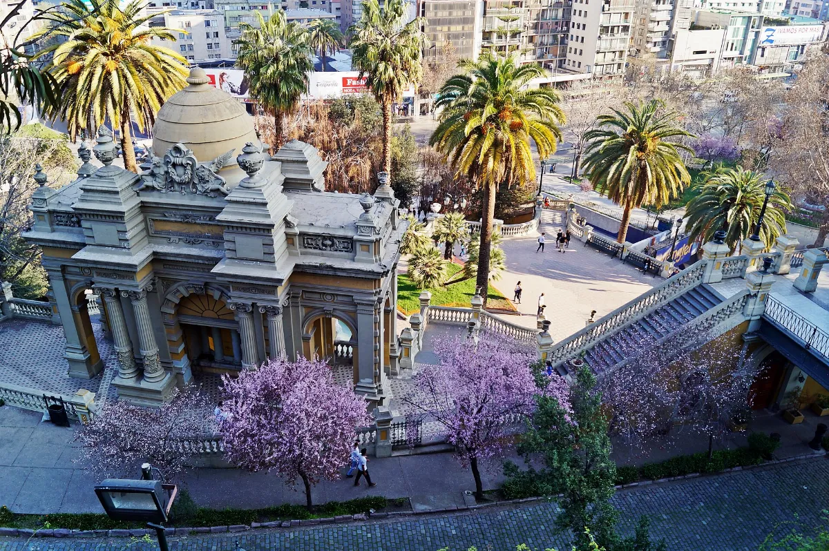 Fuente Alemana con árboles en flor — aprox. 1880–1930 | Chile de Ayer