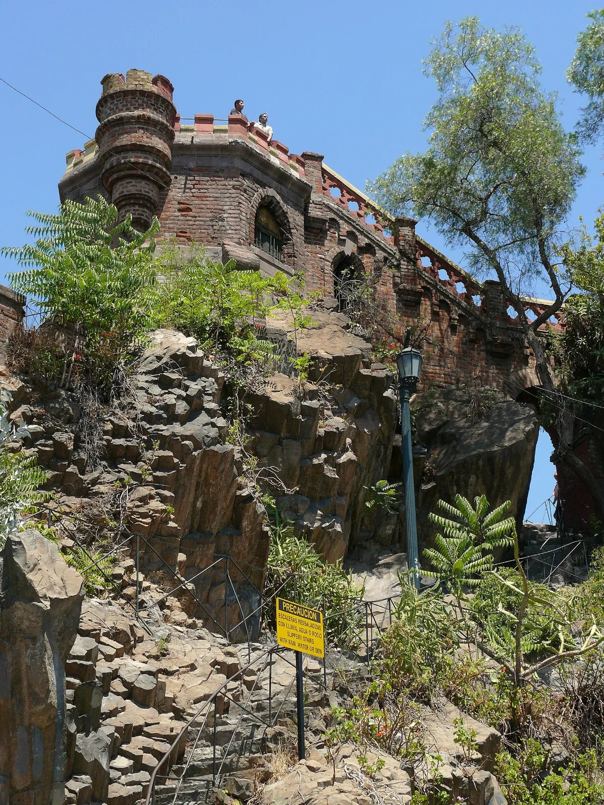 Fortín de ladrillo y piedra en la cumbre del Cerro Santa Lucía, Santiago — aprox. 1880–1930 | Chile de Ayer