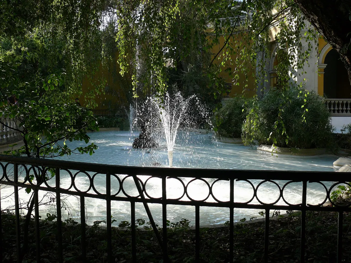 Estanque con fuente en jardín histórico — aprox. 1880–1930 | Chile de Ayer