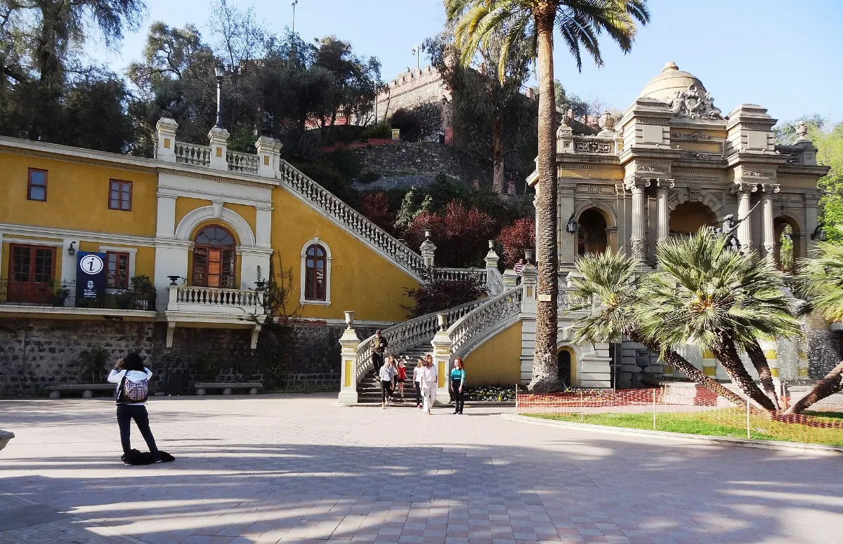 Cerro Santa Lucía, vista de plaza con edificio amarillo neoclásico — aprox. 1880–1930 | Chile de Ayer