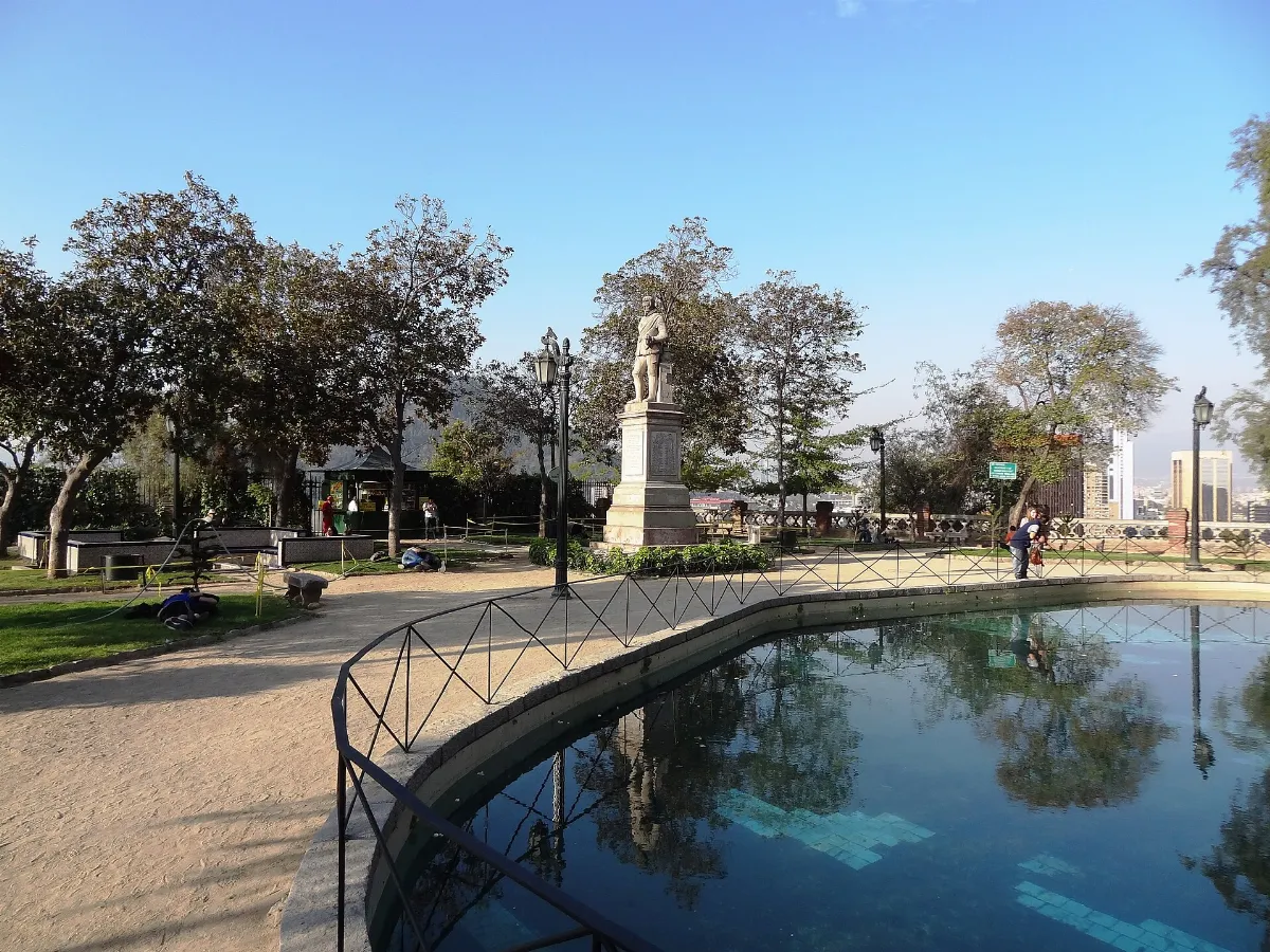 Cerro Santa Lucía con estanque reflectante y monumento — aprox. 1880–1930 | Chile de Ayer